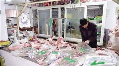 进入12月以来,气温骤降,额尔古纳市的列巴,新鲜牛羊肉等特色农副产品